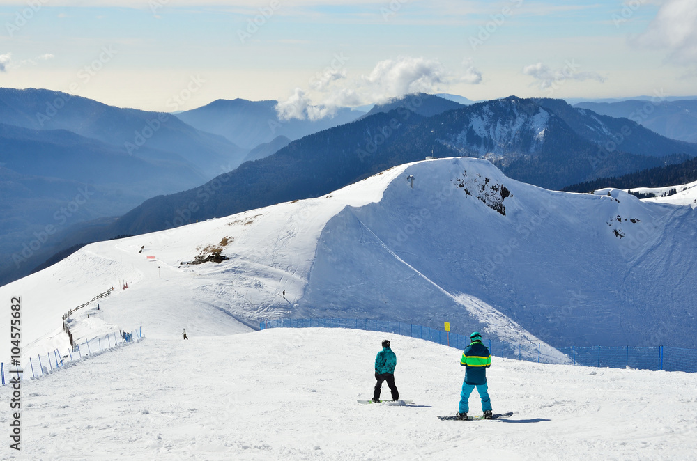 Сочи, горнолыжный курорт Роза Хутор. Люди катаются на горных лыжах и сноубордах