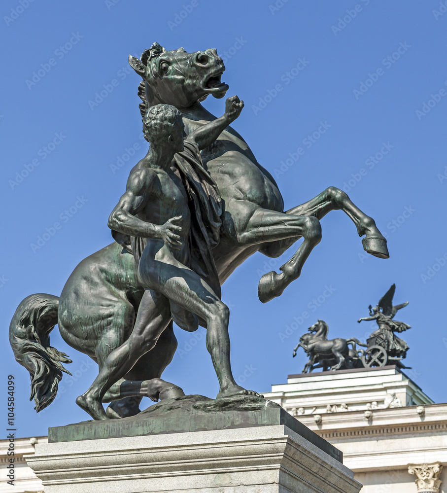 Wien - Parlament - Griechische Statuen