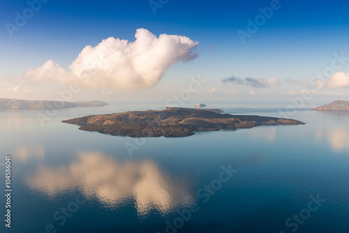 Île de Nea Kamen dans l'archipel de Santorin, les Cyclades en Grèce