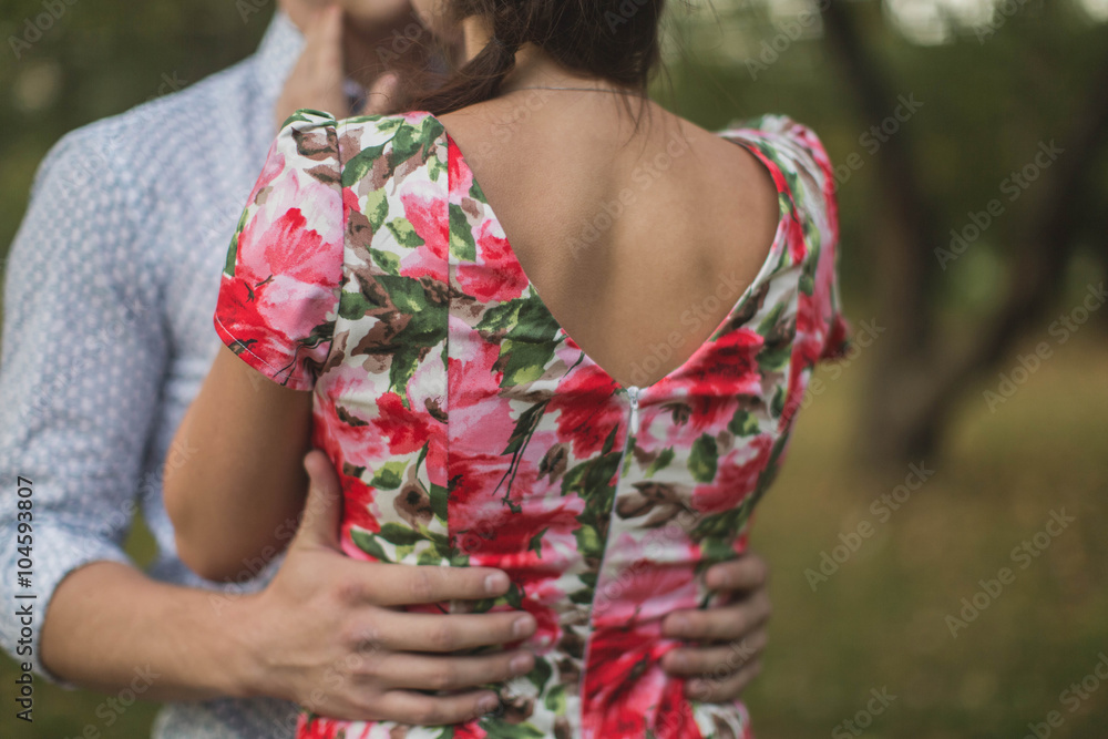 Naklejka premium couple hugging each other in park