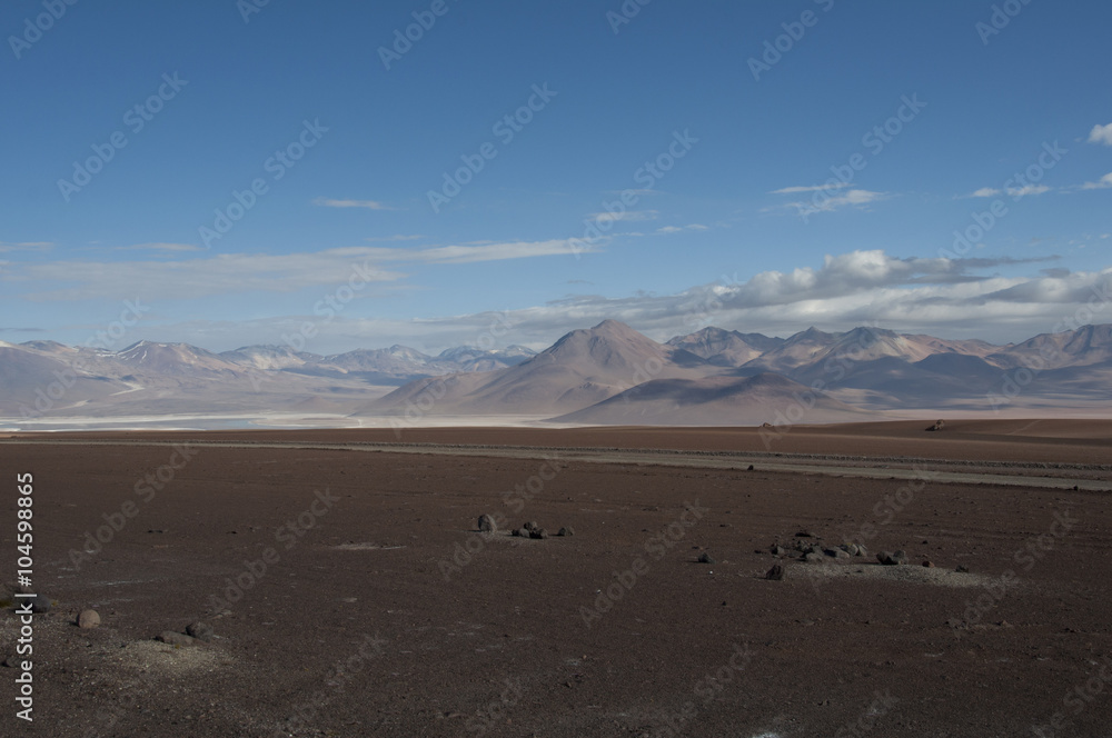 Desierto de rocas y arena, salar de Atacama, cordillera de los Andes, Chile. Desierto de rocas y arena, salar de Atacama, cordillera de los Andes, Chile.
