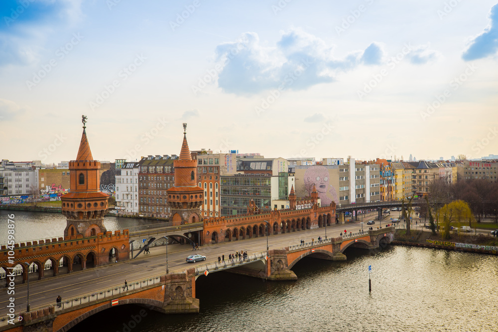 Fototapeta premium Berlin Oberbaumbrücke skyline