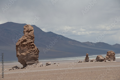 Desierto de rocas y arena  salar de Atacama  cordillera de los Andes  Chile. 