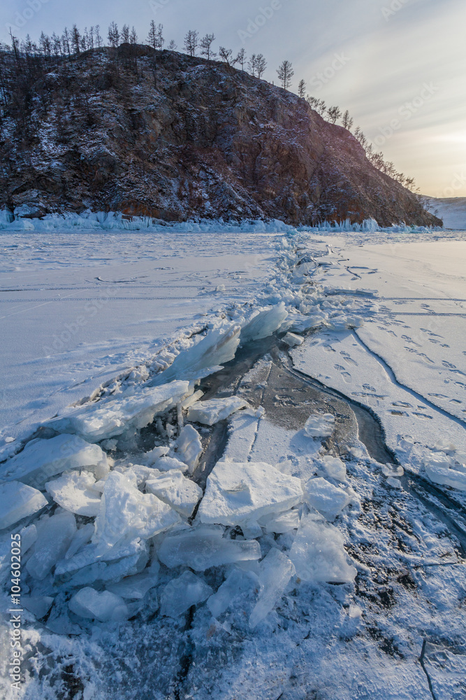 Obraz premium Ice crak and rock with trees