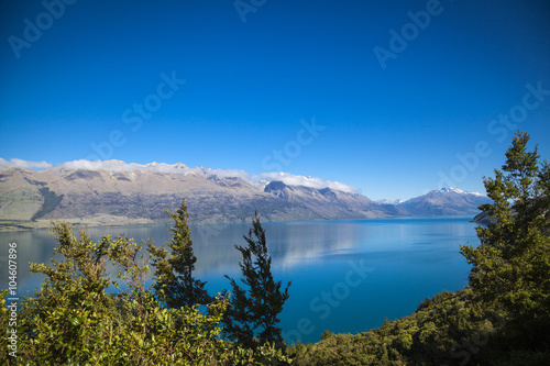 Fototapeta Naklejka Na Ścianę i Meble -  Entlang des Ufers des Lake Wakatipu