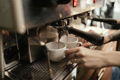 Fotografia Barista preparing coffee in coffee shop