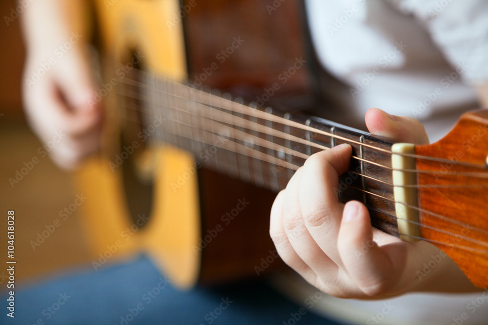Fototapeta premium Mały chłopiec gra na gitarze