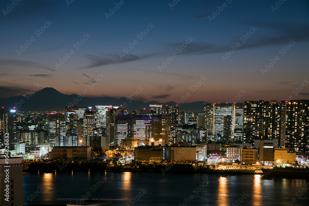 夕暮れ時の富士山と都心のビル群