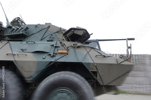高速移動中の装甲車　Run of the armored car