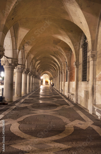 Venezia, colonnato di Palazzo Ducale.