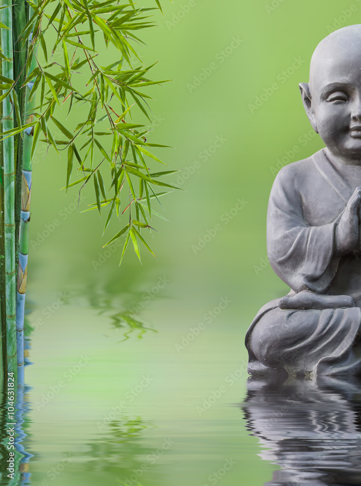 Fototapeta premium bouddha enfant et bambou aquatique, composition zen