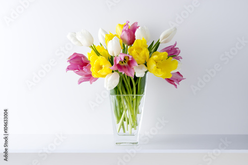 白い背景と棚と花瓶と3色のチューリップ