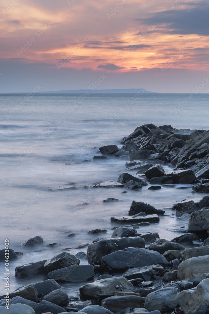Obraz premium Beautiful sunset landscape image of rocky coastline in Kimmeridg