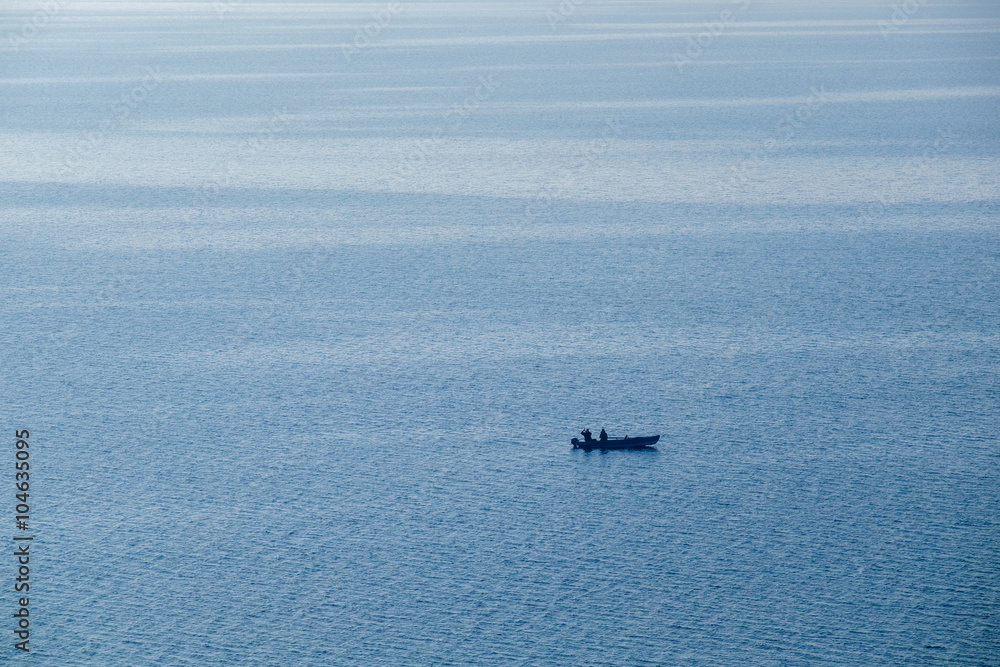 Fischerboot auf weiter Seefläche auf dem Bodensee bei Unteruhldingen