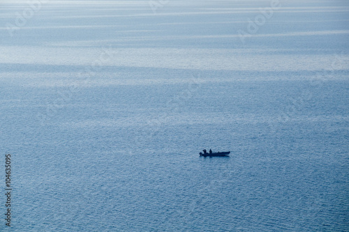 Fischerboot auf weiter Seefläche auf dem Bodensee bei Unteruhldingen © JM Soedher