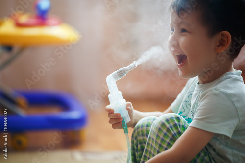 Cuadro en lienzo Little boy makes inhalation at home, taking medication to bronchial tubes