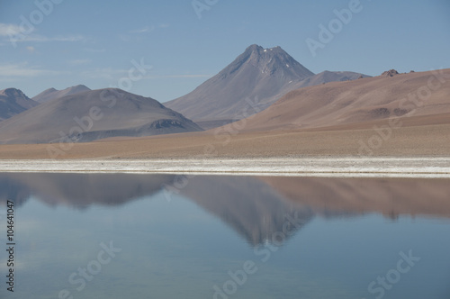 Lago salado en el desierto de Atacama. Salar de Tara en la Cordillera de los Andes, Chile
