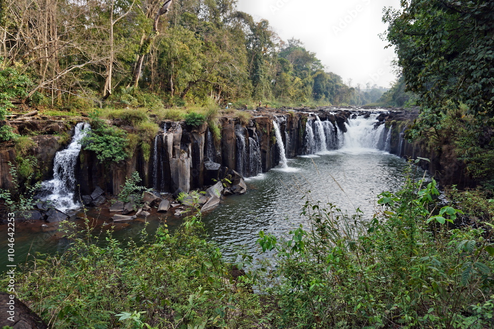 Obraz premium Pakxong Wasserfall