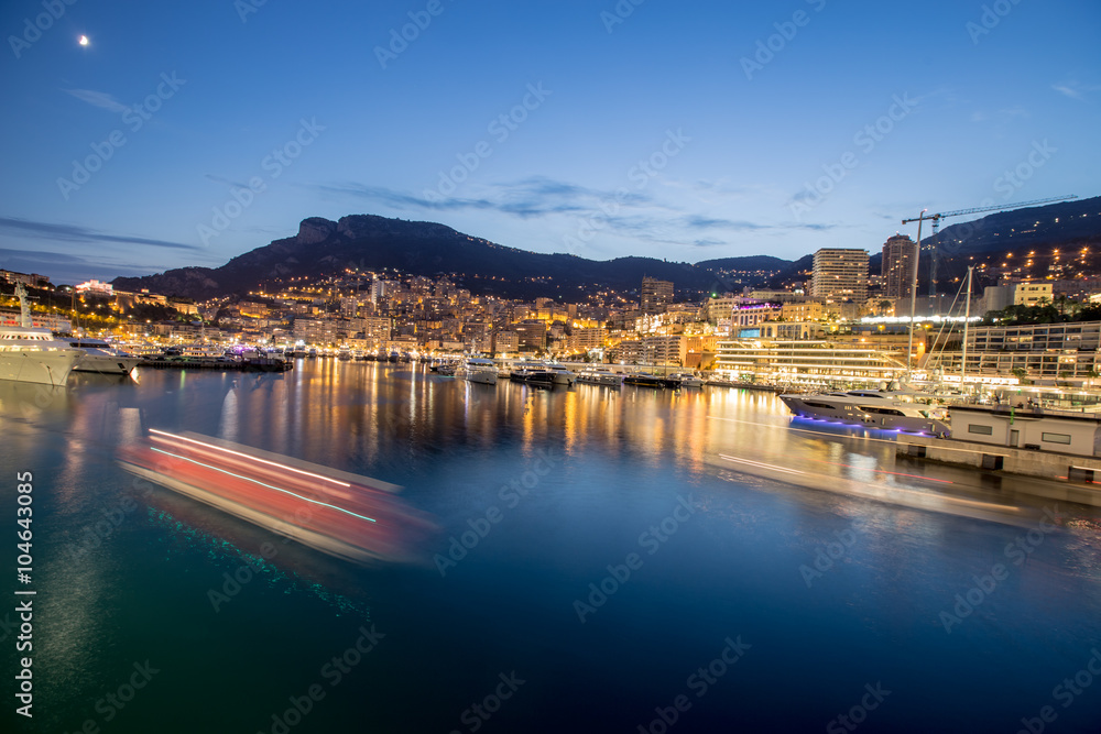 Beleuchteter Monaco Hafen bei Nacht