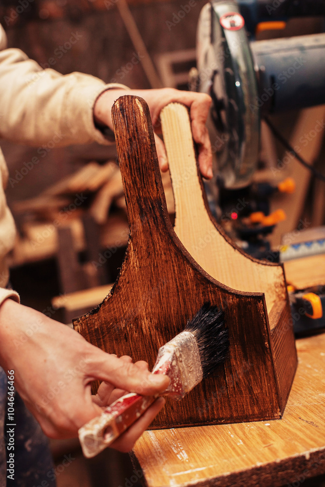 Obraz premium человек красит деревянный ящик