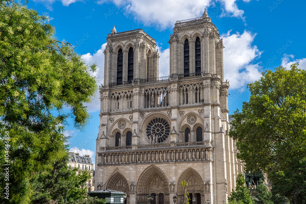 Blick vom Seineufer auf Notre Dame