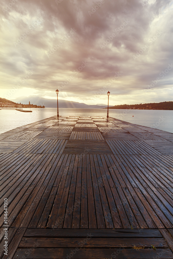 Naklejka premium romantic sunrise on the bay on Lake Garda 