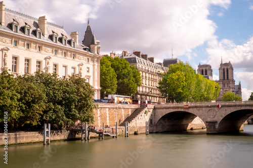 Frankreich, Paris, Seineufer am Quai de Montebello photo