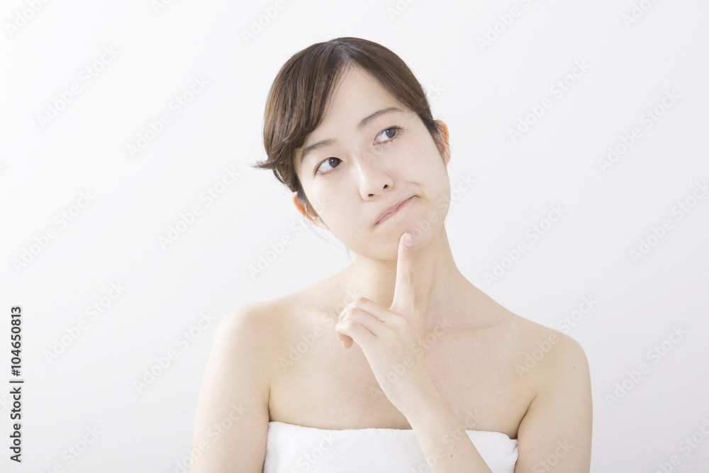若い女性 ビューティイメージ 悩む 困る 考える 上半身 バスタオル カメラ目線 白バック コピースペース 若い女性 ビューティイメージ 悩む 困る 考える 上半身 バスタオル カメラ目線 白バック コピースペース