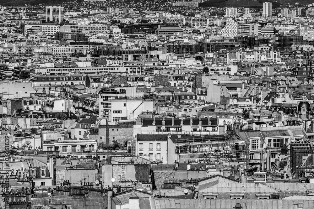 Paris, Blick vom Arc de Triomphe auf Sacre Coeur und die Dächer der Stadt, schwarzweiß
