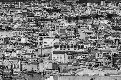 Paris  Blick vom Arc de Triomphe auf Sacre Coeur und die D  cher der Stadt  schwarzwei  