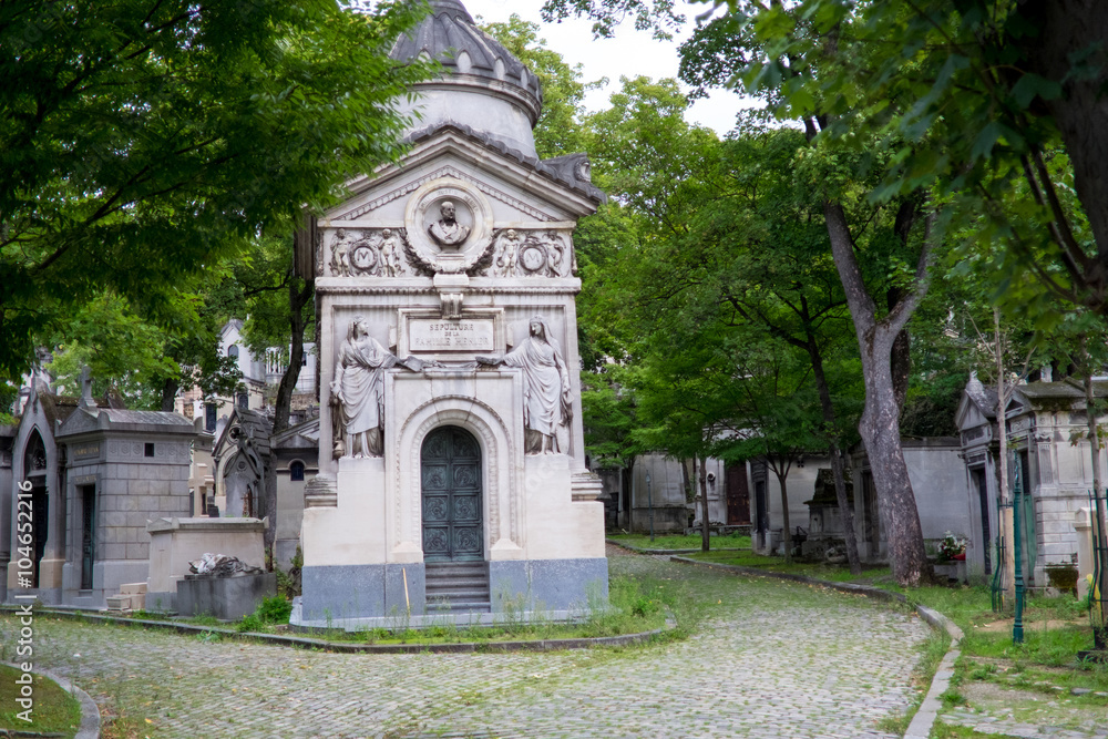 imposantes, klassizistisches Grabmal auf dem Friedhof Père Lachaise (F, Paris)