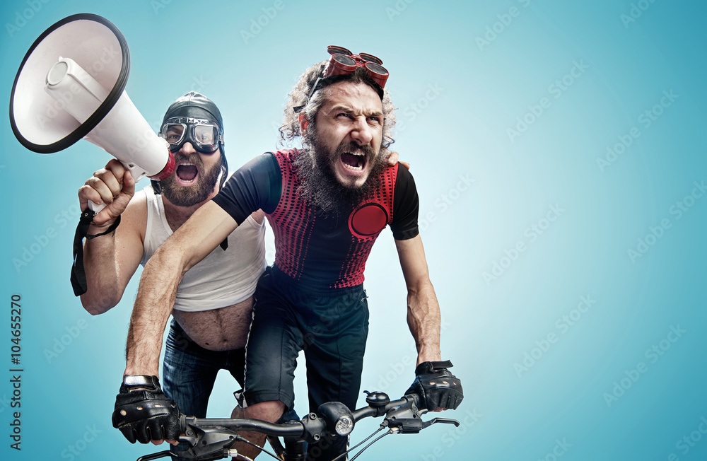 Two hilarious cyclists involved in a contest - obrazy, fototapety, plakaty 