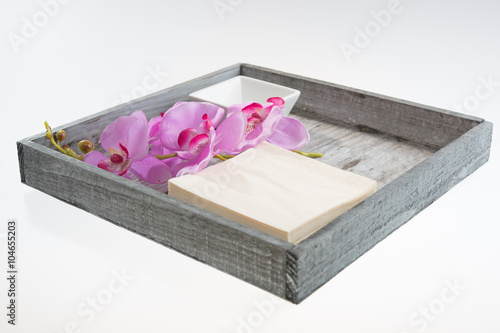 Tablett aus Holz mit Servietten,Schüssel und Orchidee