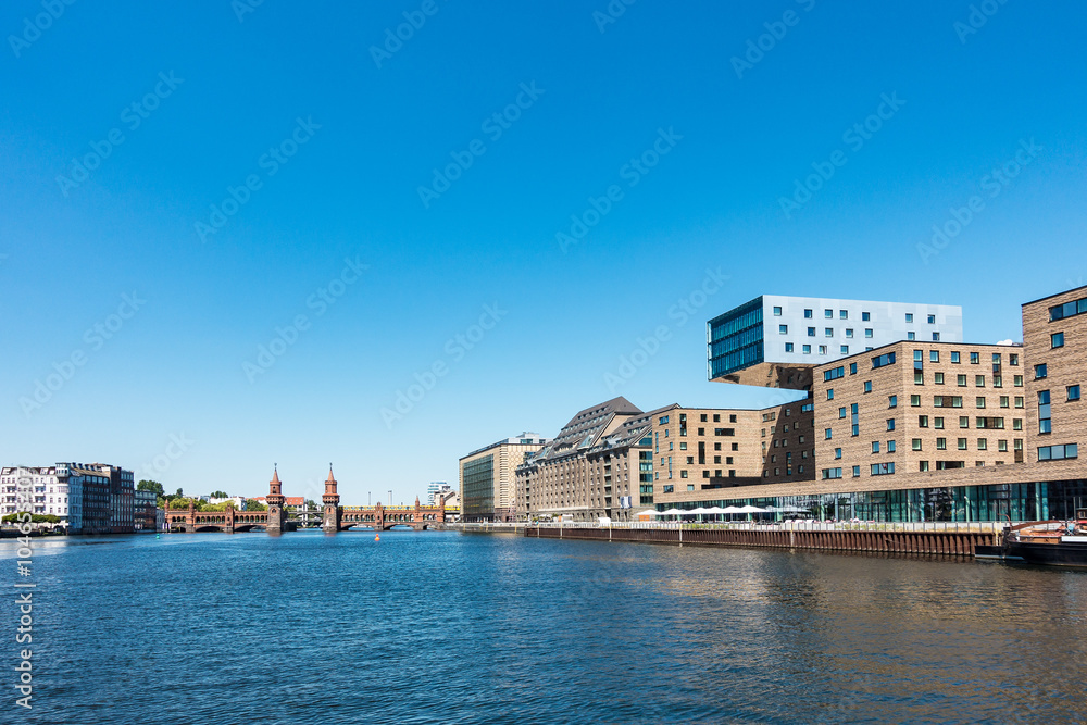 Fototapeta premium Blick über die Spree auf Berlin