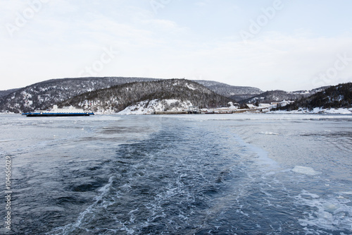 Lac gelé sur la côte nord du Québec le long du Saint Laurent