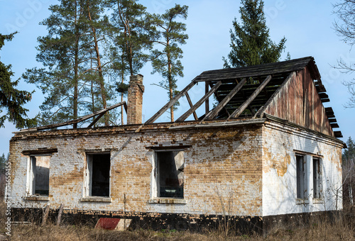 Obraz na płótnie Old destroyed building in the forest w salonie