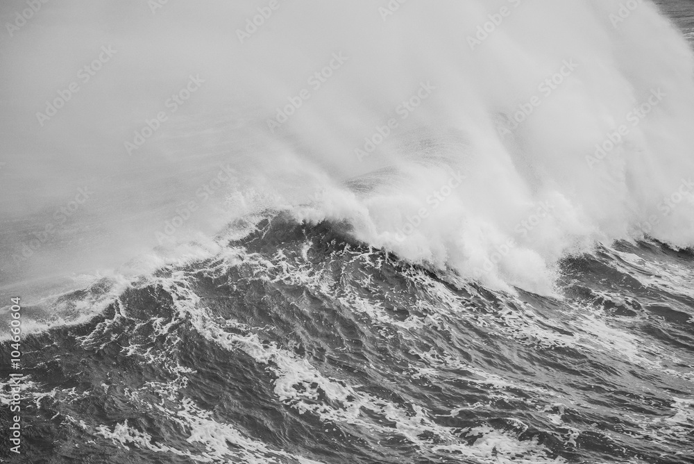 Obraz premium wave breaking on the portuguese west coast