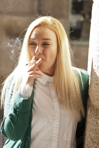 Quadro su tela portrait of young woman smoking