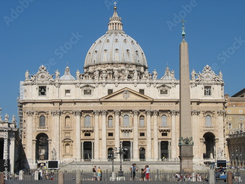 Petersdom im Vatikan, Ansicht vom Petersplatz aus auf die Hauptfassade des Petersdoms. In der Mitte des Platzes steht der Obelisk