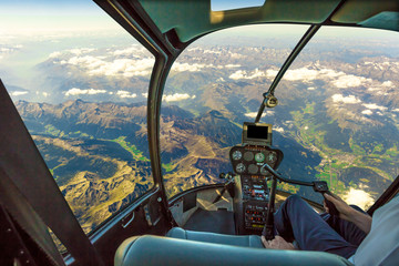 Handdoek met foto Helikopter Helikoptercockpit boven de Alpen  © bennymarty