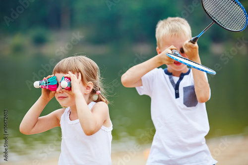 Kinder spielen mit Federball und Schläger photo