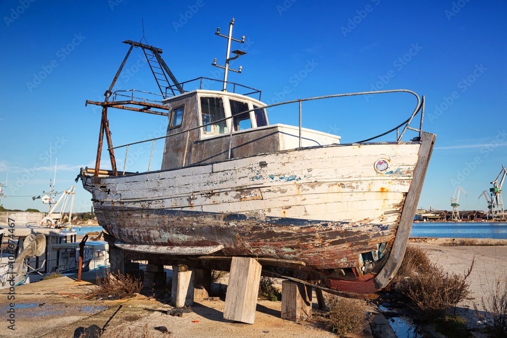 Fototapeta premium Abandoned boat wreck