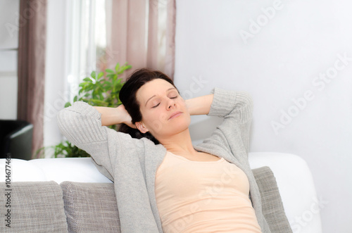 Entspannte Frau auf dem Sofa