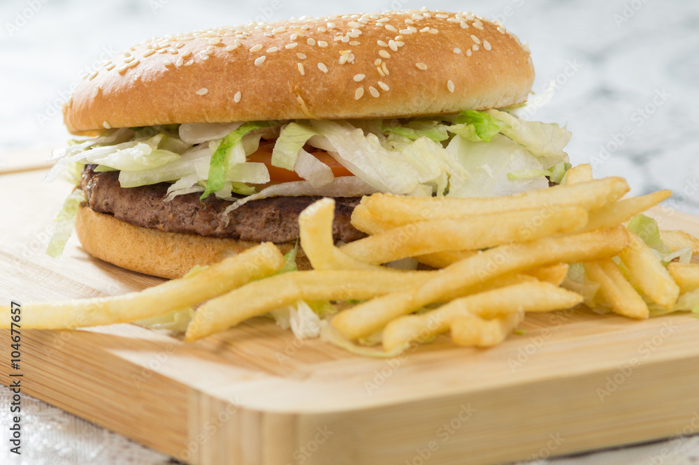 Hamburger e patatine, hamburger fast food, panino, sandwitch, panino e patatine fritte Hamburger e patatine, hamburger fast food, panino, sandwitch, panino e patatine fritte