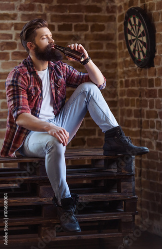 Obraz na płótnie Stylish young bearded man w salonie