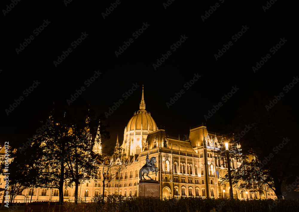 budapest parliament in the night