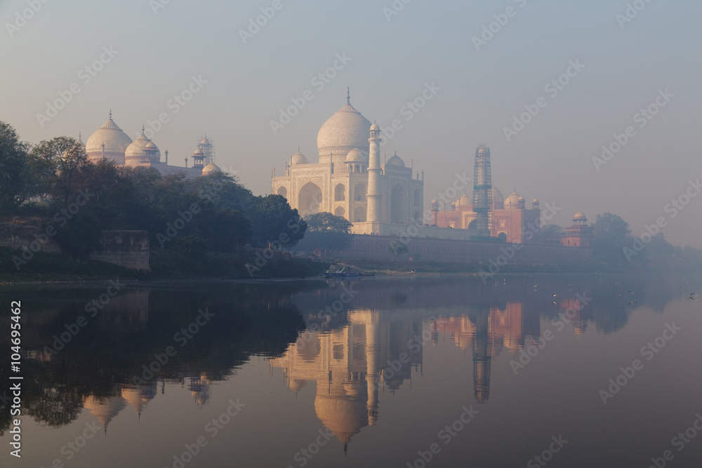 Fototapeta premium Taj Mahal in Uttar Pradesh, India