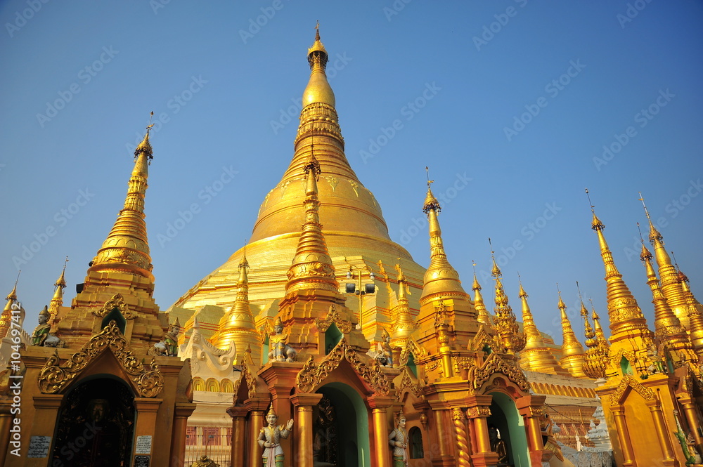 Fototapeta premium Shwedagon Pagoda in Yangon, Myanmar