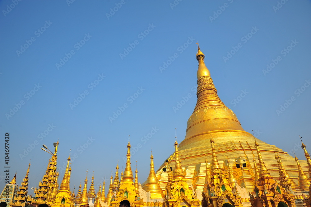Fototapeta premium Shwedagon Pagoda in Yangon, Myanmar