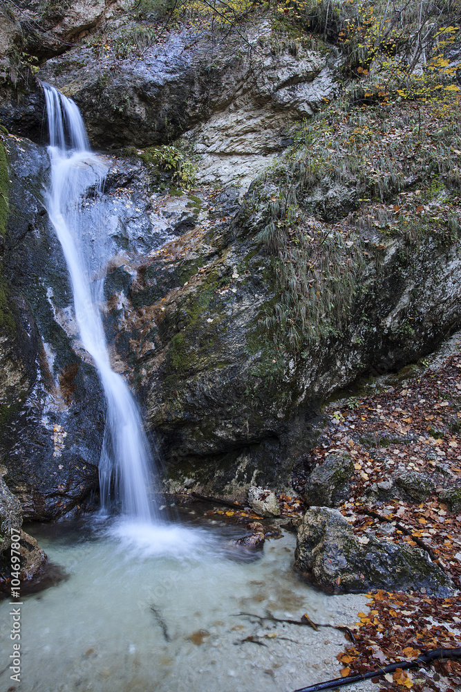 Le rocce bagnate da una piccola cascata Le rocce bagnate da una piccola cascata
